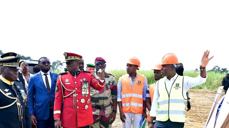 Oligui Nguema inspecte l’avancée des chantiers de logements sociaux de Bikélé