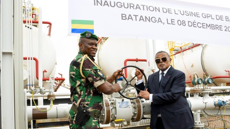 Le général Brice Clotaire Oligui Nguema inaugure l’usine GPL de Batanga