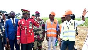 Oligui Nguema inspecte l’avancée des chantiers de logements sociaux de Bikélé