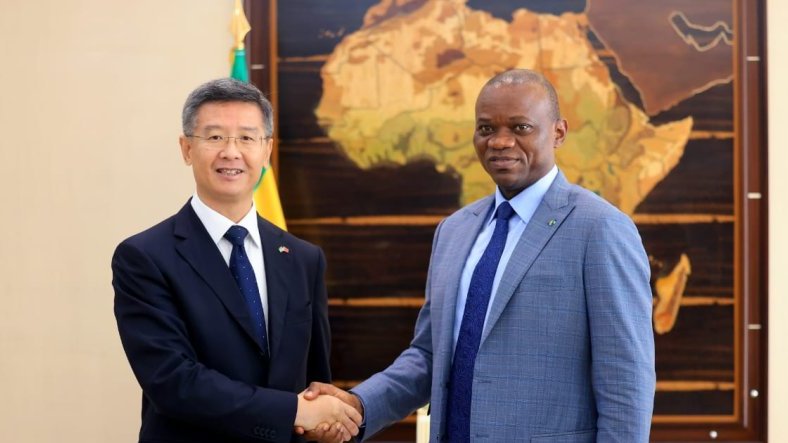 Brice Oligui Nguema échange avec l’ambassadeur de Chine et des entrepreneurs militaires chinois