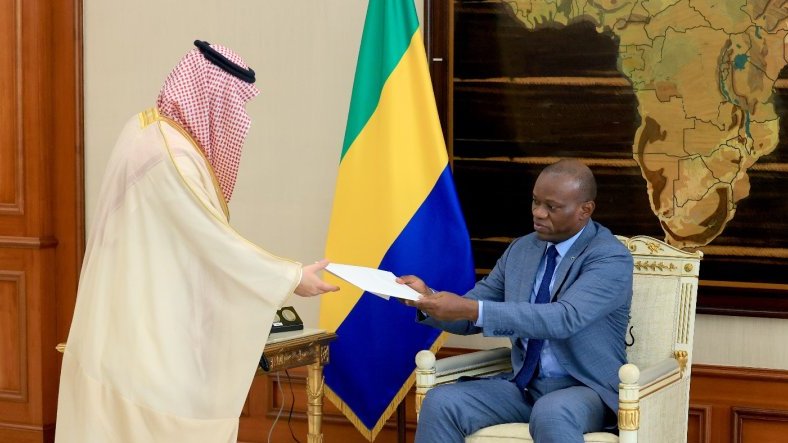 Brice Clotaire Oligui Nguema s’entretient avec l’ambassadeur d’Arabie Saoudite