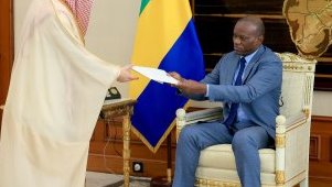 Brice Clotaire Oligui Nguema s’entretient avec l’ambassadeur d’Arabie Saoudite